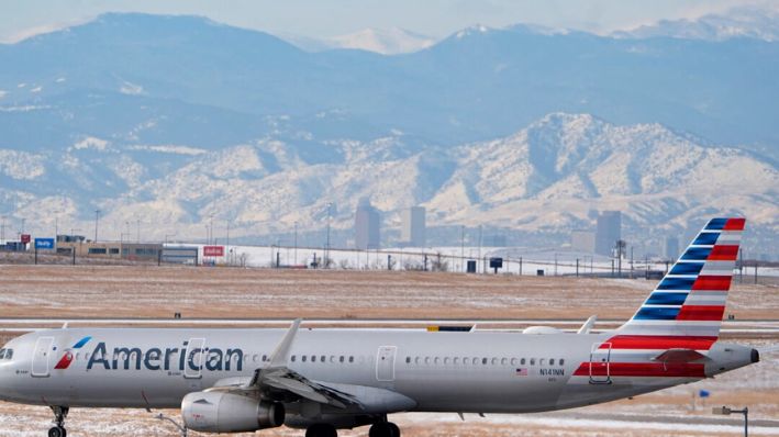 Un avión de American Airlines retumba por una pista en el Aeropuerto Internacional de Denver en Denver, el 16 de enero de 2024. (David Zalubowski/AP Foto, Archivo)