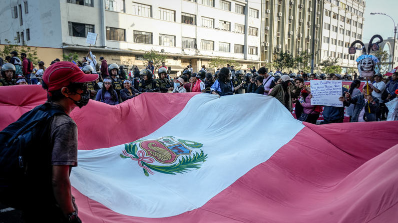 Fotografía de archivo en la que se ven peruanos cargando una bandera gigante de su país en Lima, Perú. (EFE/ STR)