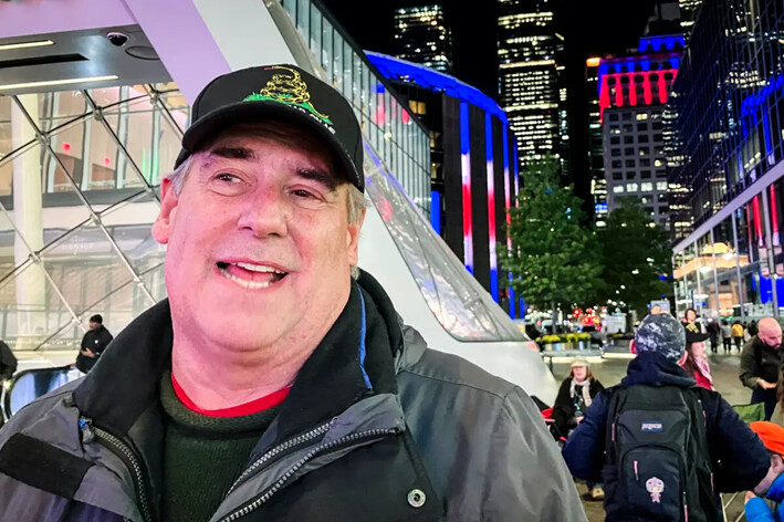 Bill Robinson, de 65 años, de Asheville, Carolina del Norte, llegó dos días antes de un mitin del expresidente Donald Trump en el Madison Square Garden de Nueva York. Fue fotografiado el 26 de octubre de 2024. El mitin está programado para el 27 de octubre de 2024. (Janice Hisle/The Epoch Times)