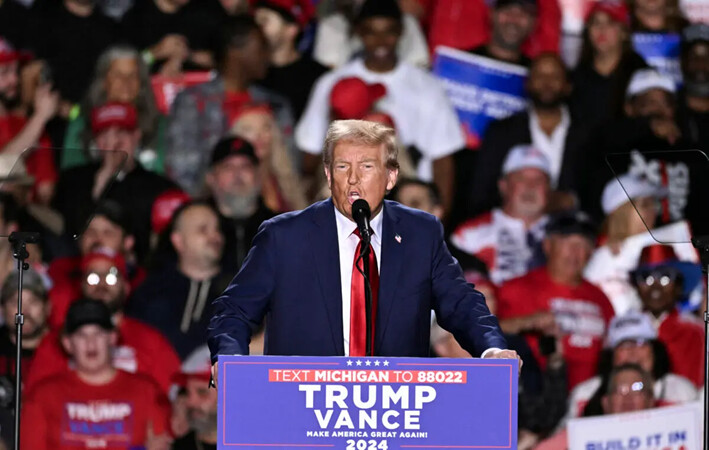 El expresidente y candidato presidencial republicano Donald Trump habla durante un mitin de campaña en el Huntington Place de Detroit, el 18 de octubre de 2024. (Jim Watson/AFP vía Getty Images)