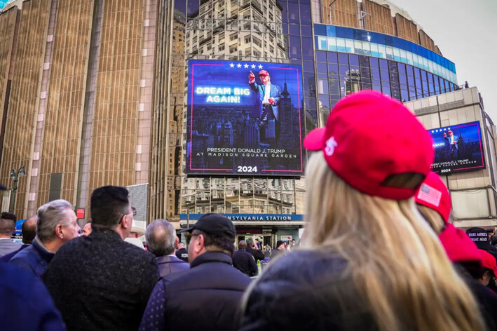 La gente hace cola para entrar en un mitin con el expresidente Donald J. Trump en el Madison Square Garden de Nueva York, el 27 de octubre de 2024. (Samira Bouaou/The Epoch Times)