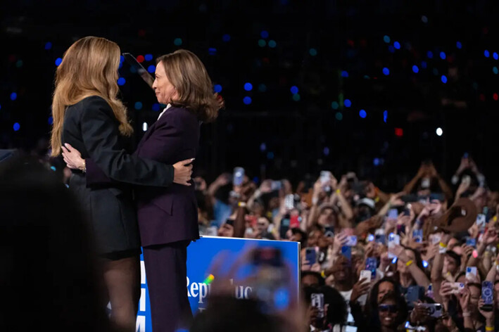 La vicepresidenta y candidata presidencial demócrata Kamala Harris (der.) abraza a la cantante y compositora Beyonce en el escenario durante un acto de campaña en el Shell Energy Stadium de Houston, el 25 de octubre de 2024. (Roberto Schmidt/AFP vía Getty Images)