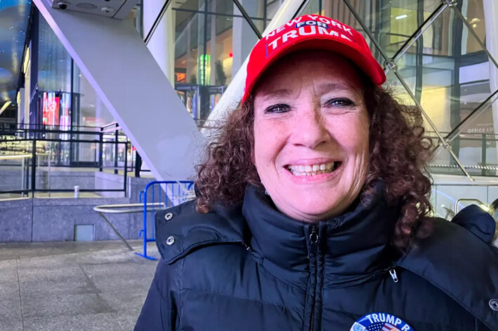 Janet Bruno, de 59 años, de Harrison, Nueva York, partidaria del expresidente Donald Trump, acudió al Madison Square Garden de Nueva York, el 26 de octubre de 2024, un día antes del mitin del 27 de octubre. (Janice Hisle/The Epoch Times)