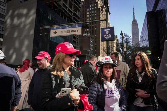 La gente hace cola para entrar en un mitin con el expresidente Donald J. Trump, en el Madison Square Garden de Nueva York, el 27 de octubre de 2024. (Samira Bouaou/The Epoch Times)