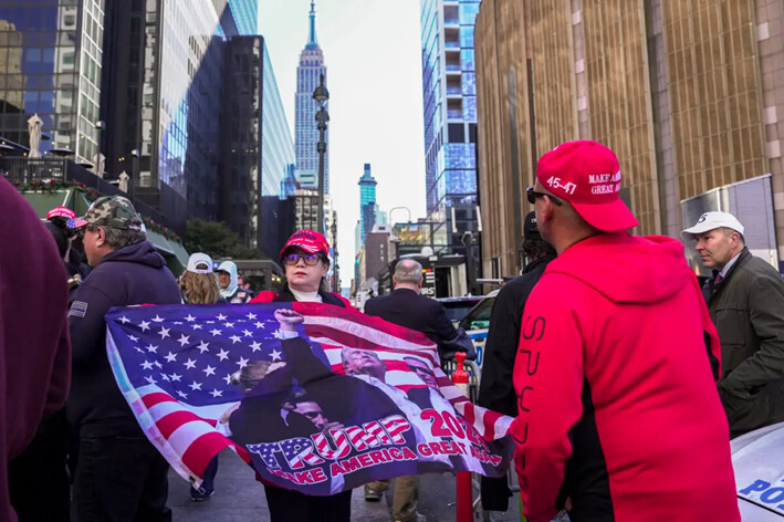 La gente hace cola para entrar en un mitin con el expresidente Donald J. Trump en el Madison Square Garden de Nueva York, el 27 de octubre de 2024. (Samira Bouaou/The Epoch Times)