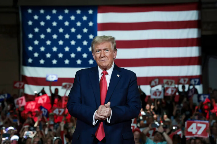 El candidato presidencial republicano, el expresidente Donald Trump, sube al escenario durante un acto de campaña en el Centro de Convenciones del Condado de Lancaster, en Lancaster, Pensilvania, el 20 de octubre de 2024. (Win McNamee/Getty Images)