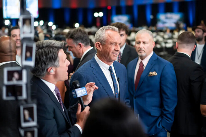 Robert F. Kennedy Jr. habla con los periodistas en el centro de archivo de medios y sala de giro del Centro de Convenciones de Pensilvania antes del debate presidencial entre el candidato republicano, el expresidente Donald J. Trump, y la candidata demócrata, la vicepresidenta Kamala Harris, en Filadelfia, el 10 de septiembre de 2024. (Madalina Vasiliu/The Epoch Times)