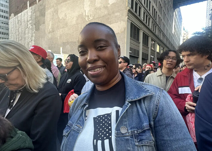 Ama Nwaifejokwu en la cola para el mitin de Donald Trump en el Madison Square Garden de Nueva York, el 27 de octubre de 2024. (Juliette Fairley/The Epoch Times)