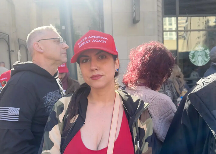 Laura Cachell en la cola para el mitin de Donald Trump en el Madison Square Garden de Nueva York, el 27 de octubre de 2024. (Juliette Fairley/The Epoch Times)