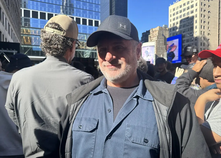 Michael Cytowicz en la cola para el mitin de Donald Trump en el Madison Square Garden de Nueva York, el 27 de octubre de 2024. (Juliette Fairley/The Epoch Times)