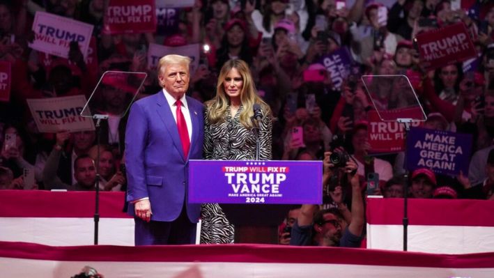 El expresidente Donald J. Trump y Melania Trump en el Madison Square Garden de la ciudad de Nueva York el 27 de octubre de 2024. (Samira Bouaou/The Epoch Times)