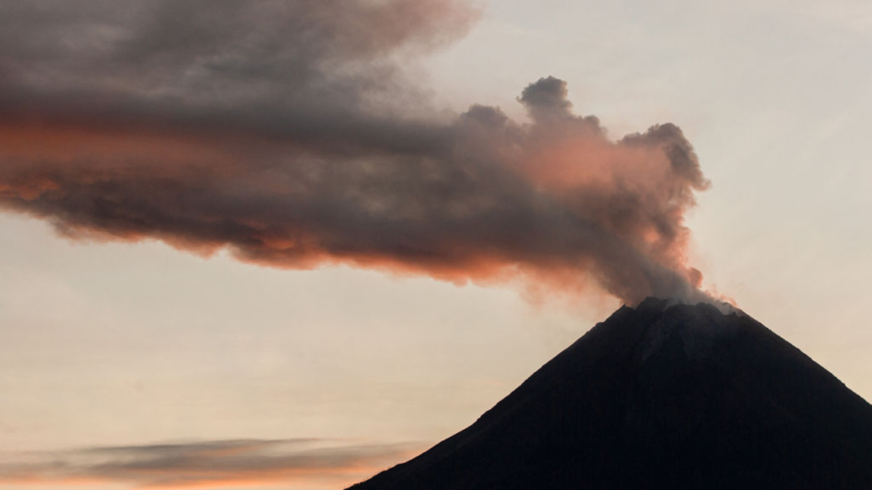 El monte Merapi arroja humo al amanecer visto desde Kaliurang Selatan, Java central, el 7 de julio de 2024. (Devi Rahman / AFP vía Getty Images)