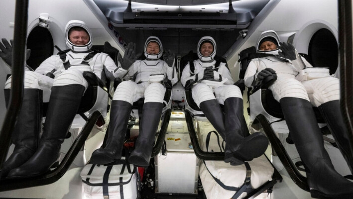 El cosmonauta del Roscosmos Alexander Grebenkin, (izq.), los astronautas de la NASA Michael Barratt, (2º izq.), Matthew Dominick, (2º dcha.), y Jeanette Epps, (dcha.), en el interior de la nave espacial SpaceX Dragon Endeavour a bordo de la nave de recuperación MEGAN de SpaceX poco después de haber aterrizado en el Golfo de México frente a la costa de Pensacola, Florida, el 25 de octubre de 2024. (NASA/Joel Kowsky vía AP).