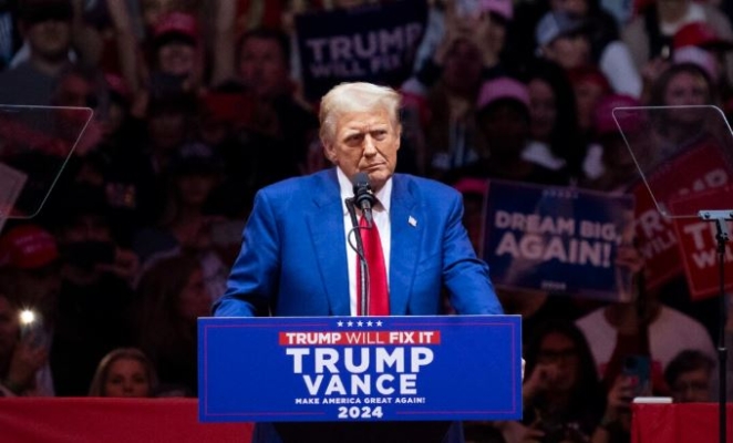 El expresidente Donald J. Trump habla durante un mitin de campaña en el Madison Square Garden de Nueva York el 27 de octubre de 2024. (Samira Bouaou/The Epoch Times)