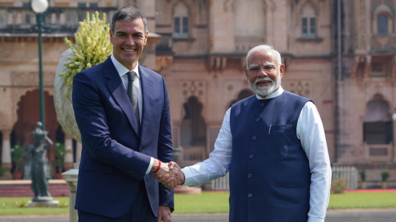 El presidente del Gobierno de España, Pedro Sánchez (izq.), y el primer ministro de la India, Narendra Modi (der.), se estrechan la mano mientras posan para una fotografía en el Palacio Lakshmi Vilas en Vadodara, Gujarat, India, el 28 de octubre de 2024. EFE/EPA/SIDDHARAJ SOLANKI