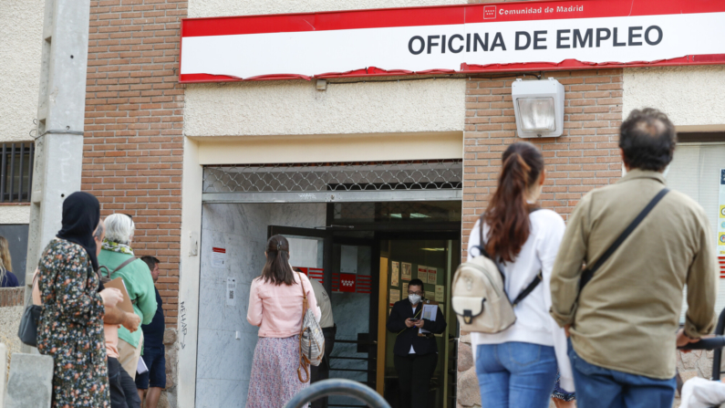 Imagen de archivo de una cola de personas para acceder a una oficina de empleo en Madrid. EFE/ Luis Millán