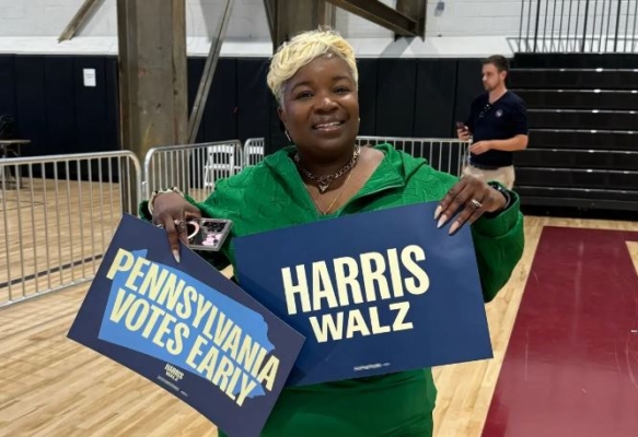 Cordelia Johnson, trabajadora electoral de la campaña de Harris-Walz, asiste a un mitin para «sacar el voto» en el que participa la vicepresidenta Kamala Harris en Filadelfia, Pensilvania, el 27 de octubre de 2024. (Arjun Singh/The Epoch Times)