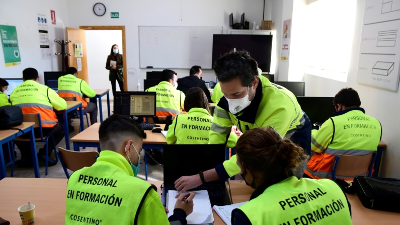 Imagen de archivo de varios estudiantes en un aula de la F.P. Dual que se imparte en las instalaciones del Grupo Cosentino en Cantoria, Almería. EFE/Carlos Barba