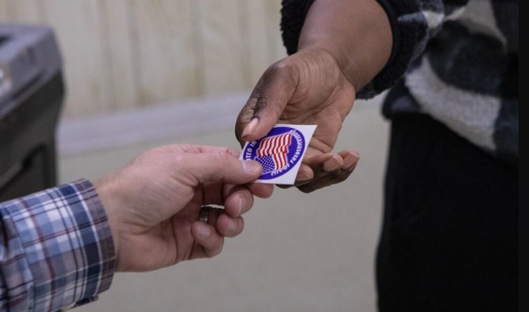 Un votante recibe una etiqueta después de votar en Fredericksburg, Virginia, en una fotografía de archivo sin fecha. (Anna Rose Layden/Getty Images)