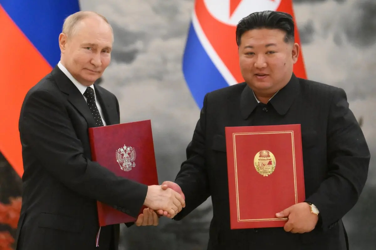 El presidente ruso, Vladímir Putin (i), estrecha la mano del líder norcoreano, Kim Jong Un (d), tras una ceremonia de firma de un acuerdo bilateral en la residencia estatal de Kumsusan, en Pyongyang, el 19 de junio de 2024. (Kristina Kormilitsyna / POOL /AFP vía Getty Images)