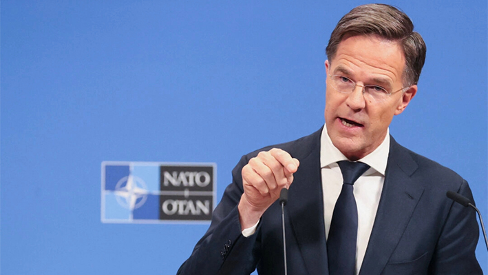 El secretario general de la OTAN, Mark Rutte, se dirige a los medios de comunicación durante una rueda de prensa con el presidente de Ucrania en la sede de la OTAN en Bruselas, el 17 de octubre de 2024. (FRANCOIS WALSCHAERTS/AFP vía Getty Images)