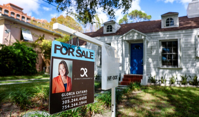 Un letrero de venta frente a una casa en Miami, Florida, el 22 de febrero de 2023. (Joe Raedle/Getty Images)