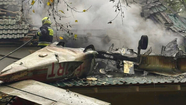 Los bomberos en el lugar del accidente de una avioneta en Vadul lui Voda, Moldavia, el 27 de octubre de 2024. (Servicios de Emergencia de Moldavia vía AP).
