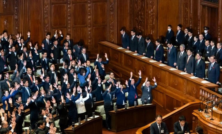 El primer ministro japonés, Shigeru Ishiba (d), durante una sesión plenaria en la Cámara Baja del Parlamento el 09 de octubre de 2024 en Tokio, Japón. (Tomohiro Ohsumi/Getty Images)