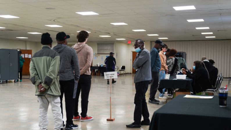 Votantes durante el primer día de votación anticipada en la Iglesia Metodista Unida East Point First Mallalieu el 15 de octubre de 2024 en Atlanta, Georgia. (Megan Varner/Getty Images)