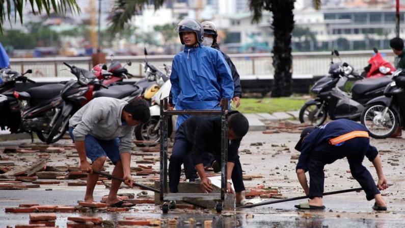 Un grupo de vietnamitas trata de arreglar los daños causados por la tormenta Trami tras tocar tierra el 27 de octubre de 2024 en el centro de Vietnam. EFE/EPA/Vietnam News Agency