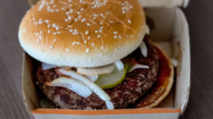 Regresan al menú de McDonald’s las hamburguesas Cuarto de Libra tras descartarlas como fuente de E. Coli