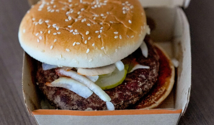 Hamburguesa Cuarto de Libra de McDonald's comprada en Chicago el 23 de octubre de 2024. (Charles Rex Arbogast/Foto AP)