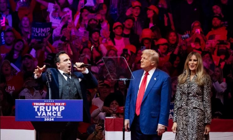 El cantante Christopher Macchio actúa mientras el expresidente Donald J. Trump y la exprimera dama Melania Trump escuchan tras un mitin de campaña en el Madison Square Garden de Nueva York, el 27 de octubre de 2024. (Samira Bouaou/The Epoch Times)