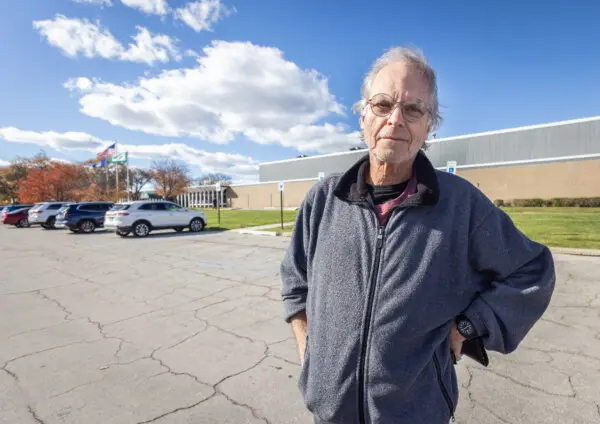 Bill Keller se desanimó por las largas filas el primer día de votación anticipada en Farmington Hills, Michigan, el 26 de octubre de 2024. (Piensa votar por correo. John Fredricks/The Epoch Times)