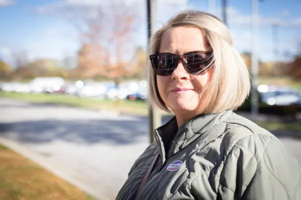 Emma Wolford después de votar en su primera elección como ciudadana estadounidense en Farmington Hills, Michigan, el 26 de octubre de 2024 (John Fredricks/The Epoch Times).