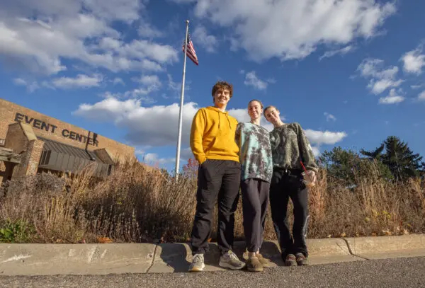 Nathan Rehm, Winter Runyan y Gabby Runyan en un lugar de votación anticipada en Waterford Oaks, Michigan, el 26 de octubre de 2024. (John Fredricks/The Epoch Times)