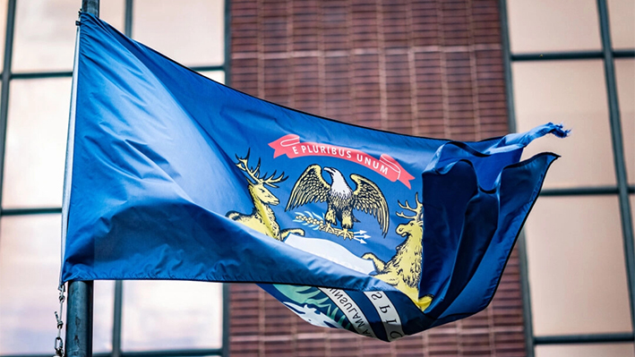 La bandera del estado de Michigan ondea en Grand Rapids, Michigan, el 28 de agosto de 2024. (John Fredricks/The Epoch Times)