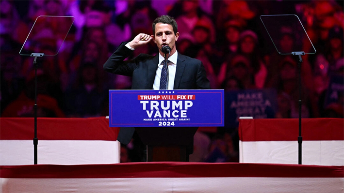 El cómico Tony Hinchcliffe habla en el Madison Square Garden de Nueva York el 27 de octubre de 2024. (Angela Weiss/AFP vía Getty Images)