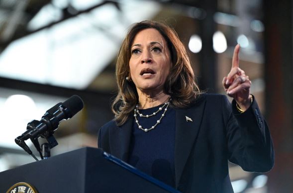 La candidata presidencial demócrata y vicepresidenta Kamala Harris habla en un acto de campaña en Filadelfia el 27 de octubre de 2024. (Saul Loeb/ AFP vía Getty Images)