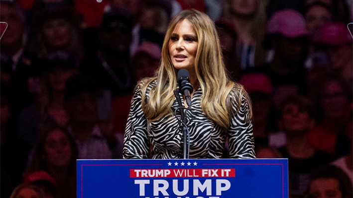 Melania Trump habla durante el mitin de su marido en Nueva York en una rara aparición en campaña