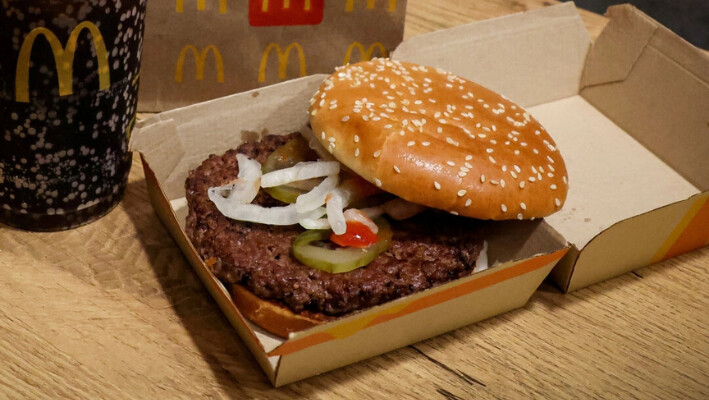 Una hamburguesa McDonald's Cuarto de Libra con coca-cola en Nueva York el 24 de octubre de 2024. (Brendan McDermid/Reuters).