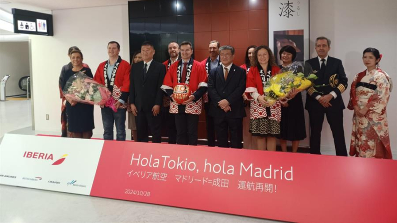 El primer vuelo de la reanudada ruta entre Madrid y Tokio, la única conexión directa entre España y Japón, llegó este lunes 24 de octubre de 2024 al aeropuerto Internacional de Narita, después de que la ruta dejara de operar en 2020 debido a la pandemia de la covid-19. EFE/ Iberia