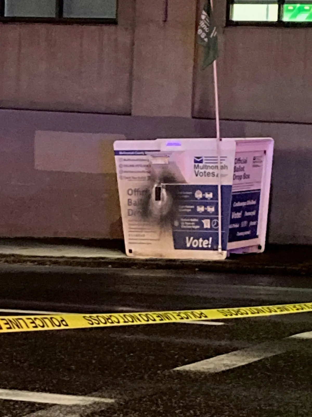 Una urna electoral en Portland, Oregón, se incendió después de que se le colocara un artefacto incendiario el 28 de octubre de 2024, informó la policía local. Oficina de Policía de Portland