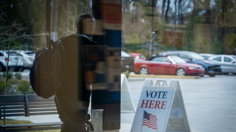 Un lugar de votación anticipada antes de las elecciones primarias republicanas en la Biblioteca Wando Mount Pleasant en Mount Pleasant, S.C., el 17 de febrero de 2024. (Madalina Vasiliu/The Epoch Times)