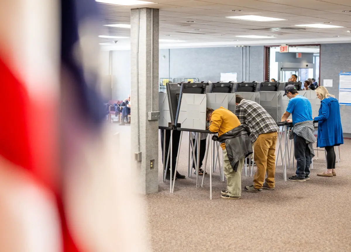 Votantes acuden a las urnas en las afueras de Farmington, Michigan, el 26 de octubre de 2024. (John Fredricks/The Epoch Times)