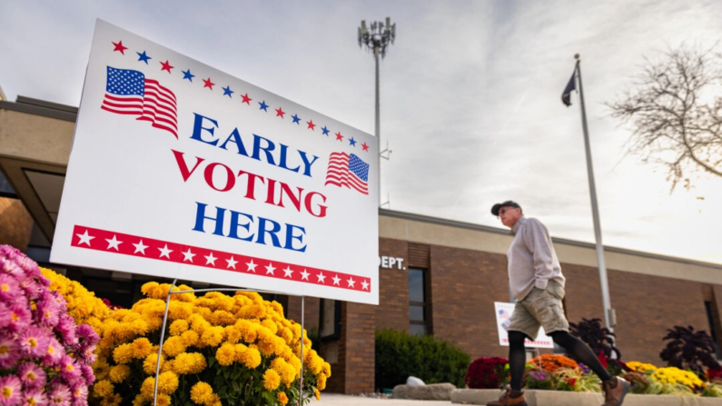 La gente se prepara para votar anticipadamente en Brown Deer, WS, el 22 de octubre de 2024. (John Fredricks/The Epoch Times)