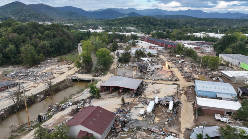 Daños causados por las inundaciones provocadas por el huracán Helene a lo largo del río Swannanoa, en Asheville, Carolina del Norte, el 3 de octubre de 2024. (Mario Tama/Getty Images)