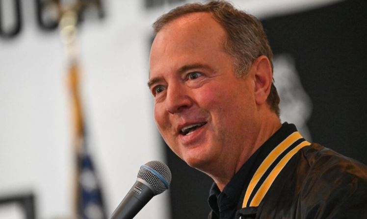 El representante Adam Schiff (D-Calif.), candidato al Senado de EE. UU., habla durante un mitin con trabajadores y miembros de sindicatos en Long Beach, California, el 29 de agosto de 2024. (Patrick T. Fallon/AFP vía Getty Images)