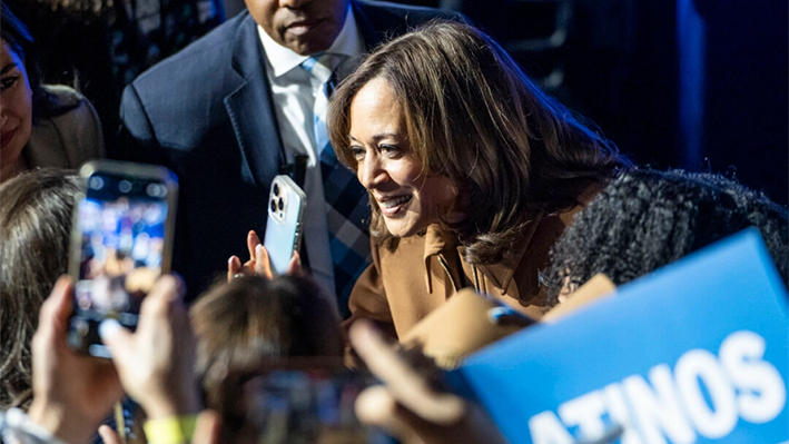 La candidata presidencial demócrata y vicepresidenta Kamala Harris saluda a sus simpatizantes en el Wings Event Center de Kalamazoo, Michigan, el 26 de octubre de 2024. (Madalina Vasiliu/The Epoch Times)