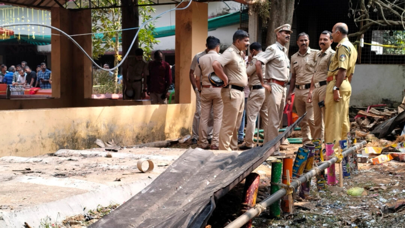 Personal policial en el lugar donde se produjo una explosión el lunes por la noche al incendiarse un almacén de fuegos artificiales durante un festival en el templo hindú de Veerarkavu, en Neeleswaram, distrito de Kasargod, Kerala, India, el 29 de octubre de 2024. (Foto AP)